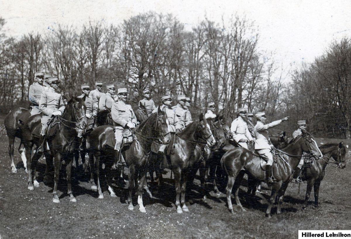 Fotograf-Olaf-Staunstrup-1915-Garderhusarerne-fra-Frederiksborg-Slot-p-kursus-i-skovene-omkring-Hillerd