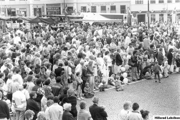 Forsamling på Torvet ved byfesten for Årets By (Foto: Paul-Erik Nielsen. Lokalhistorisk Arkiv, Hillerød Bibliotek) 