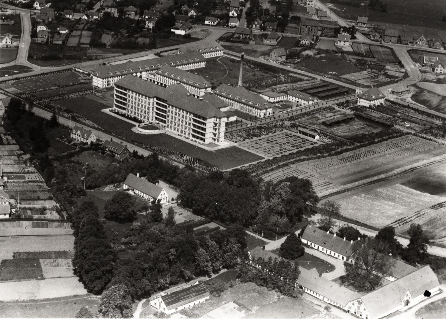 Dyrehavevej. (Foto: Viggo Sylvest Jensen ca.1943. Lokalhistorisk Arkiv, Hillerød Bibliotek)