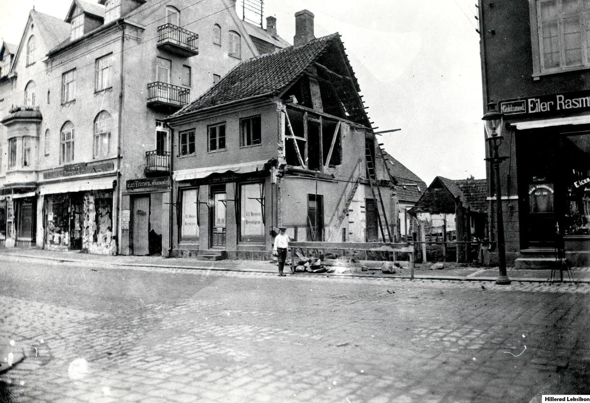 Nedrivning af det gamle hus Slotsgade 12, ca.1915 (Fotograf: ukendt. Lokalhistorisk Arkiv Hillerød Bibliotek)