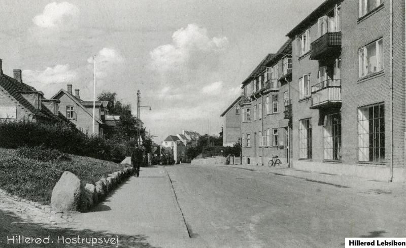 Kig ned ad Hostrupsvej med Frederiksborg Is’ vinduer i bygningen til højre (Postkort fra 1939. Fotograf ukendt. Lokalhistorisk Arkiv Hillerød Bibliotek)