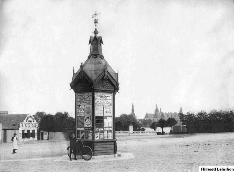 Den tyrkiske kiosk på torvet med den 1. biograf til venstre i billedet. 1907. (Fotograf: Stender. Lokalhistorisk Arkiv Hillerød Bibliotek)