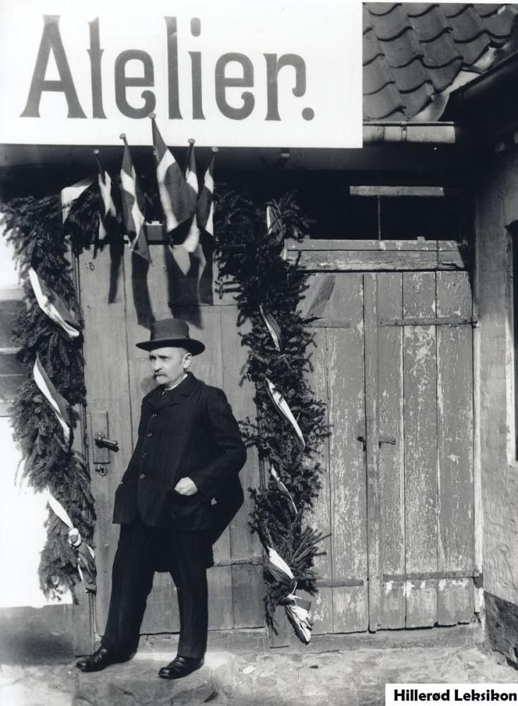 Olaf Staunstrup i gården til Helsingørsgade 33. (Fotograf: Thorvald Staunstrup, 1930. Lokalhistorisk Arkiv Hillerød Bibliotek).